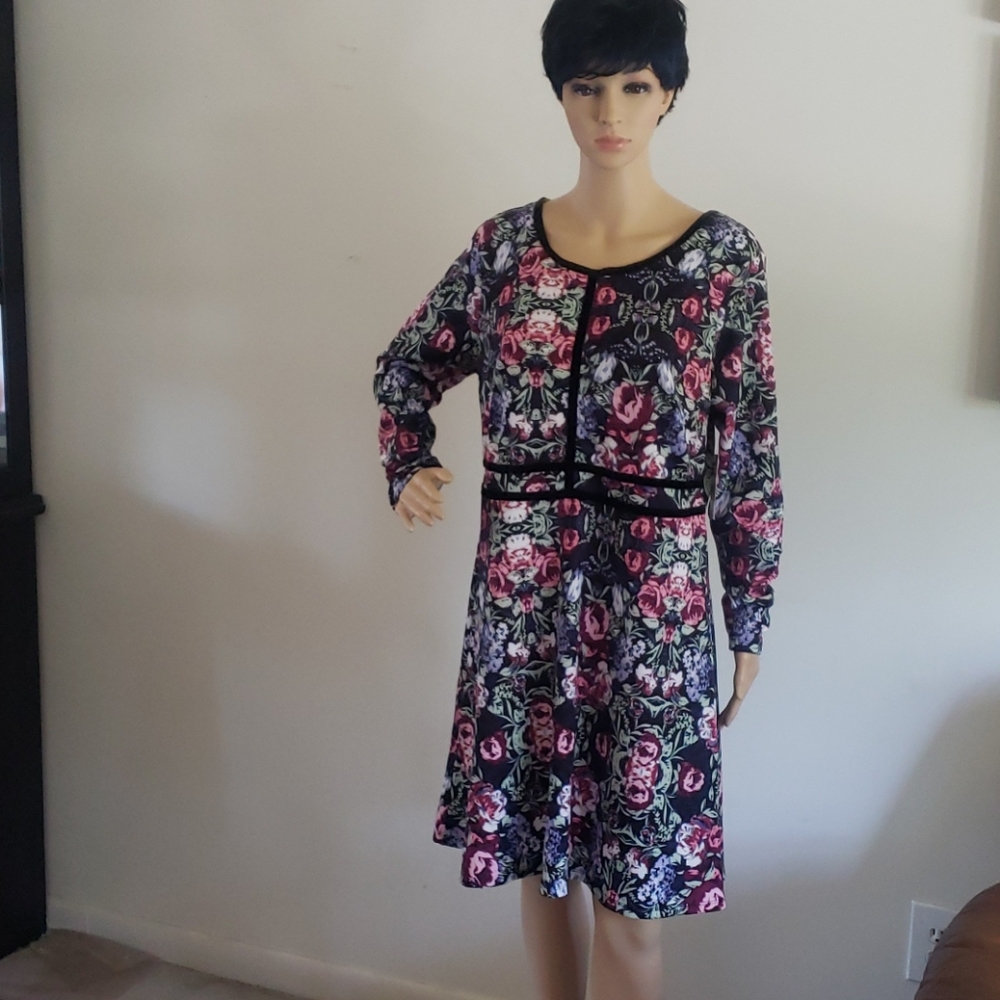 WOMEN'S LONG SLEEVE  FLORAL  DRESS.